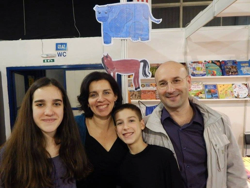 Interliber 2015., promocija slikovnice Krava koja je bila plava: posjetitelji poziraju na štandu