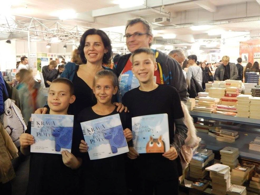 Interliber 2015., promocija slikovnice Krava koja je bila plava: djeca pokazuju slikovnice