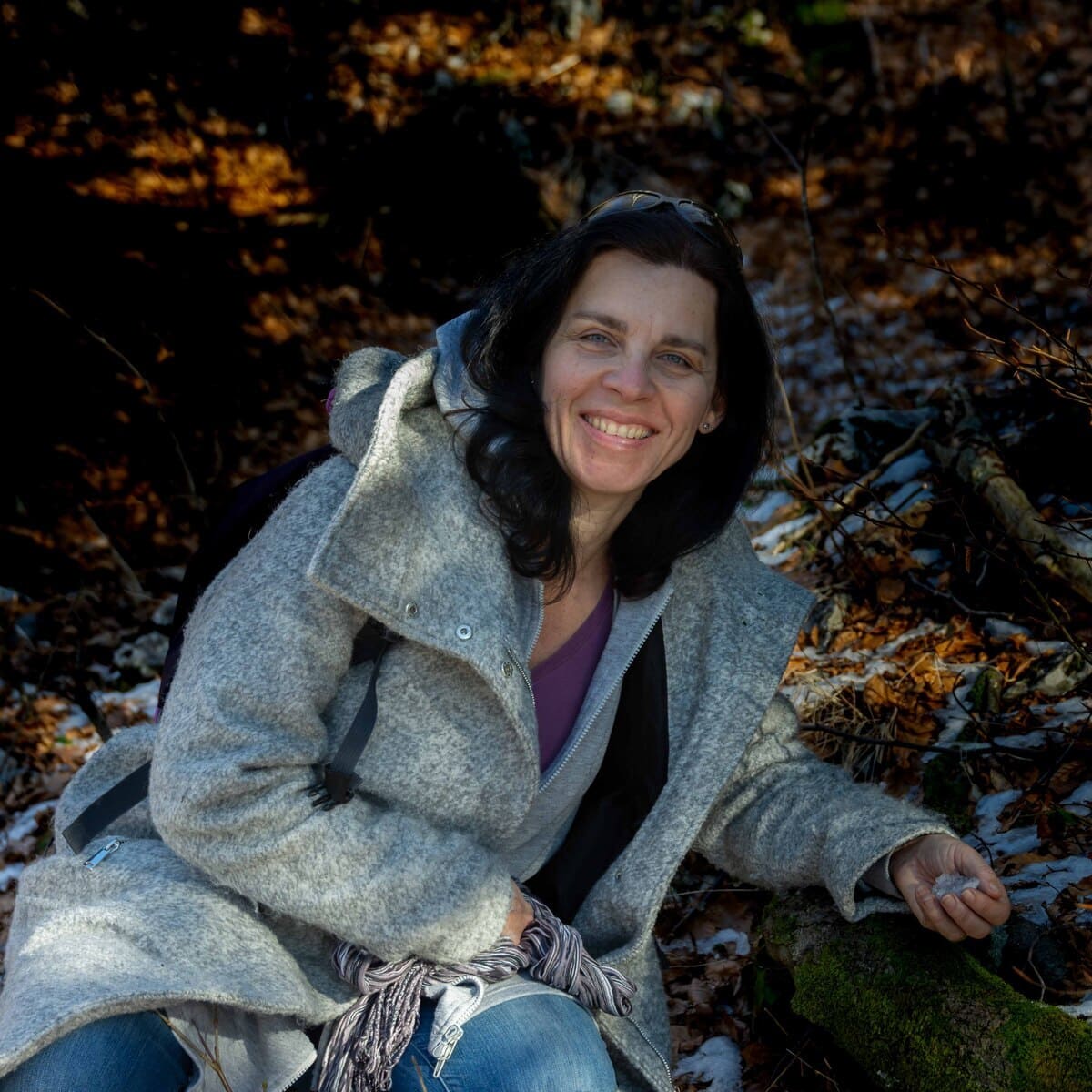 Dijana Merey Sarajlija sjedi u jesenskoj šumi