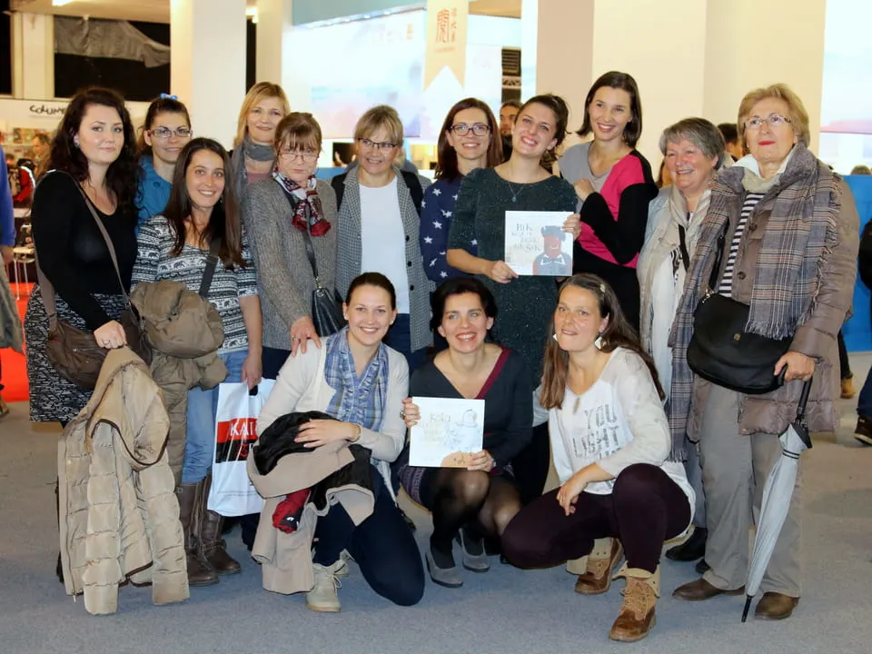 Interliber 2016., promocija slikovnice Koka koja je sve gledala svisoka: grupna fotografija publike i sudionika